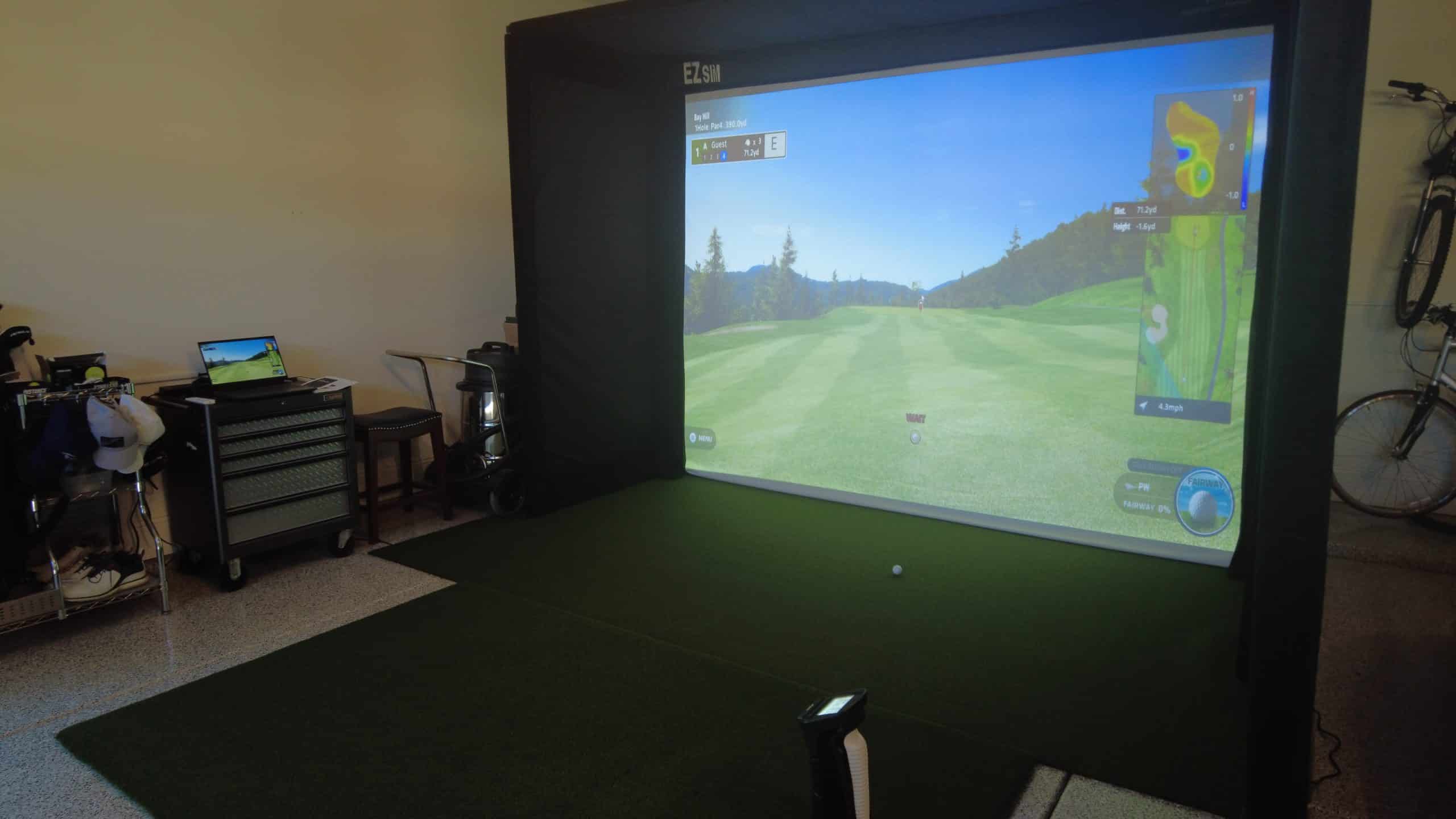 Indoor golf simulator with virtual fairway screen