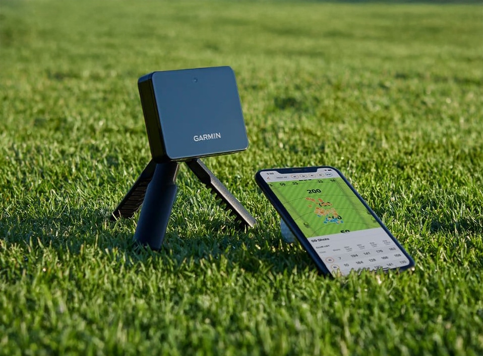 Garmin golf launch monitor with smartphone on grass