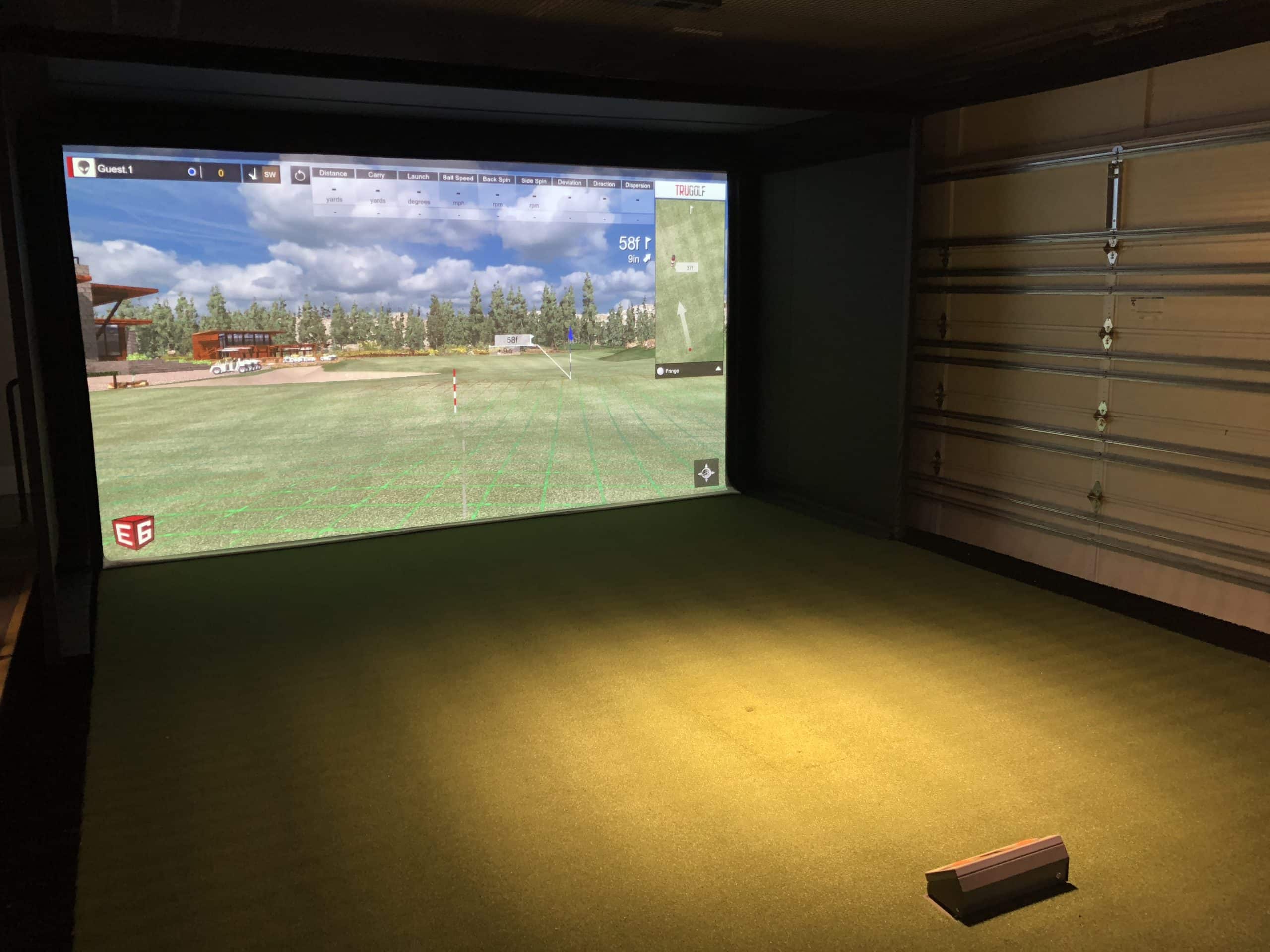 Indoor golf simulator with virtual course projection