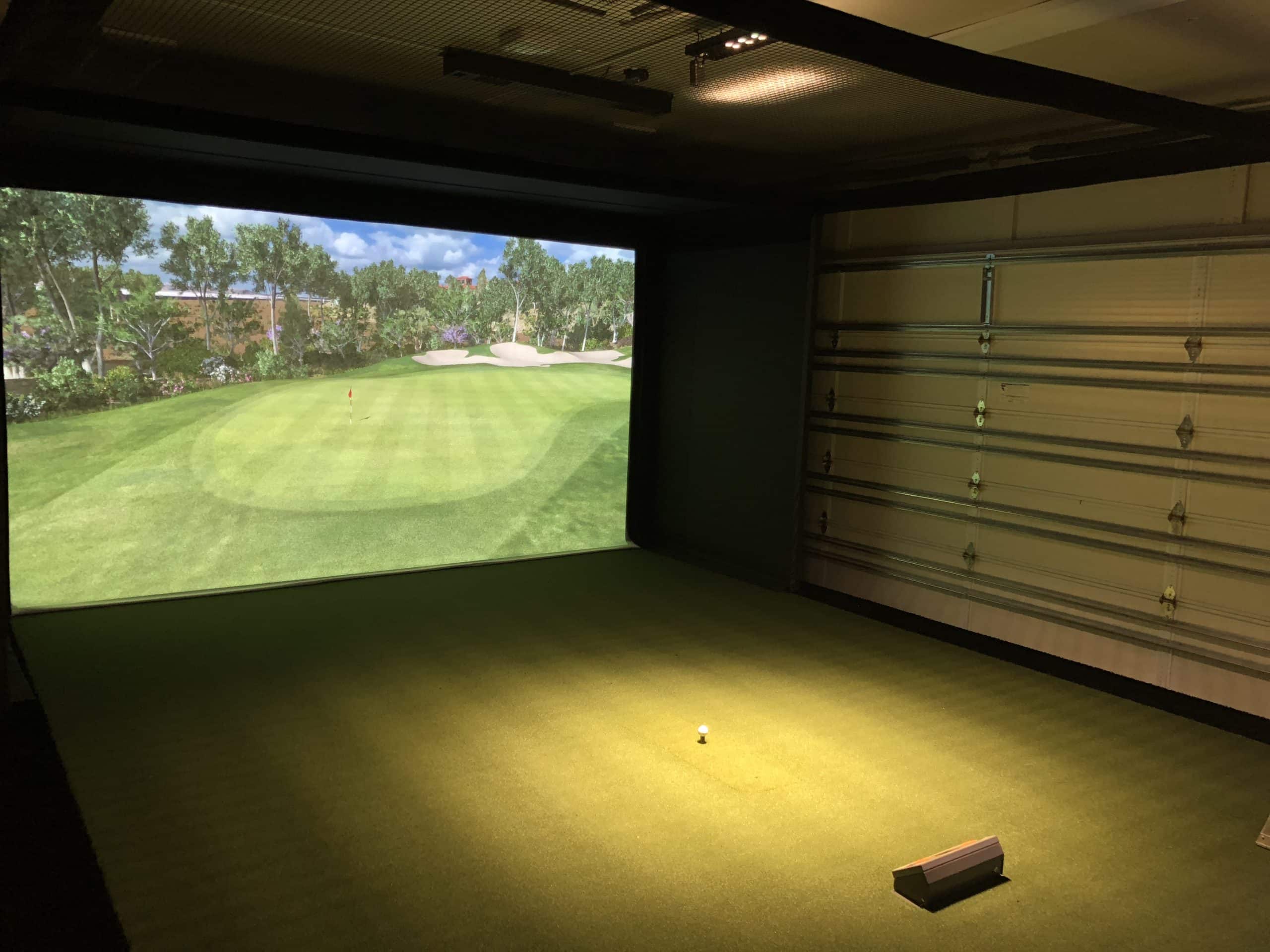 Indoor golf simulator with virtual green display