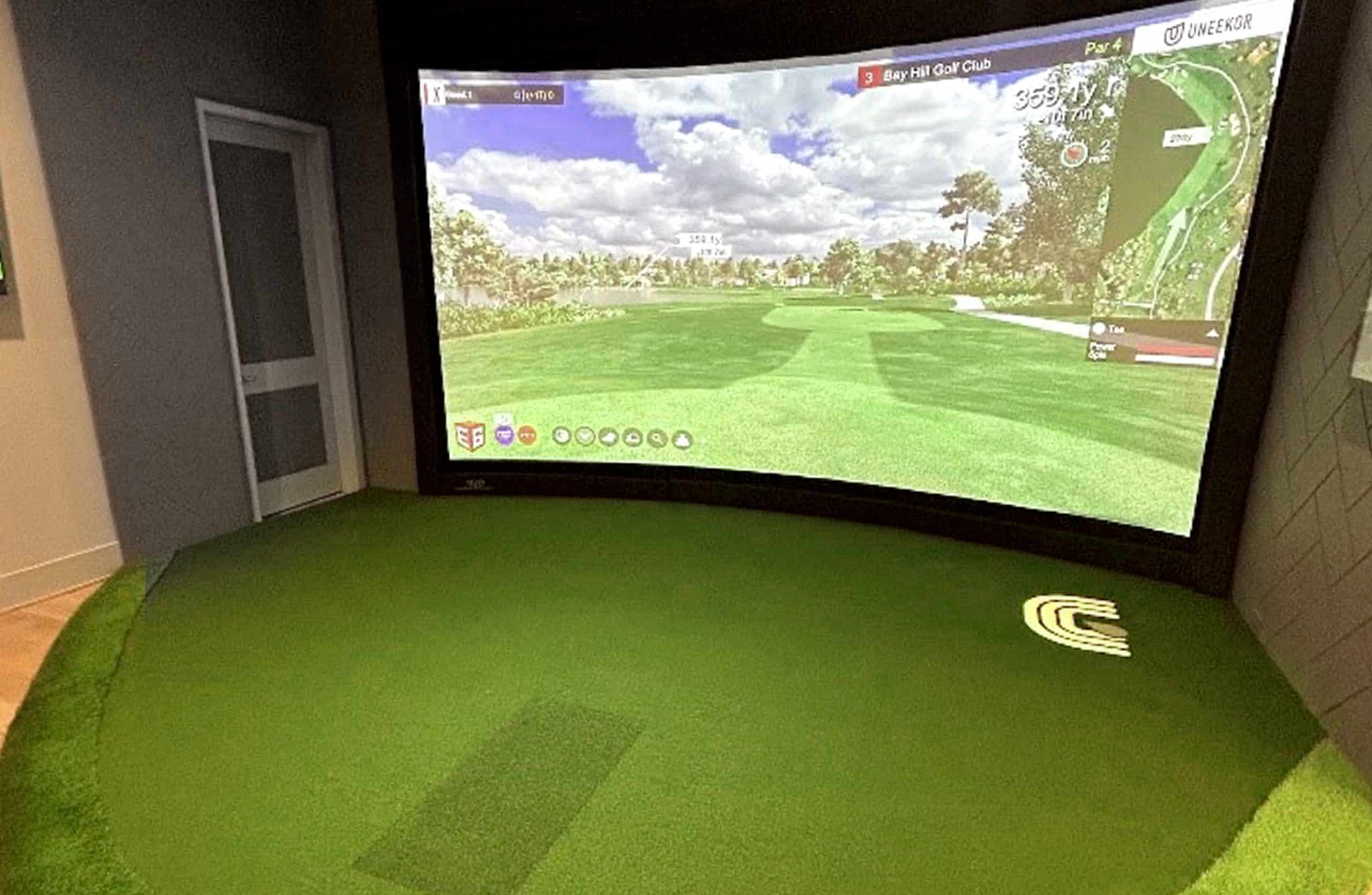 Indoor golf simulator with virtual course display