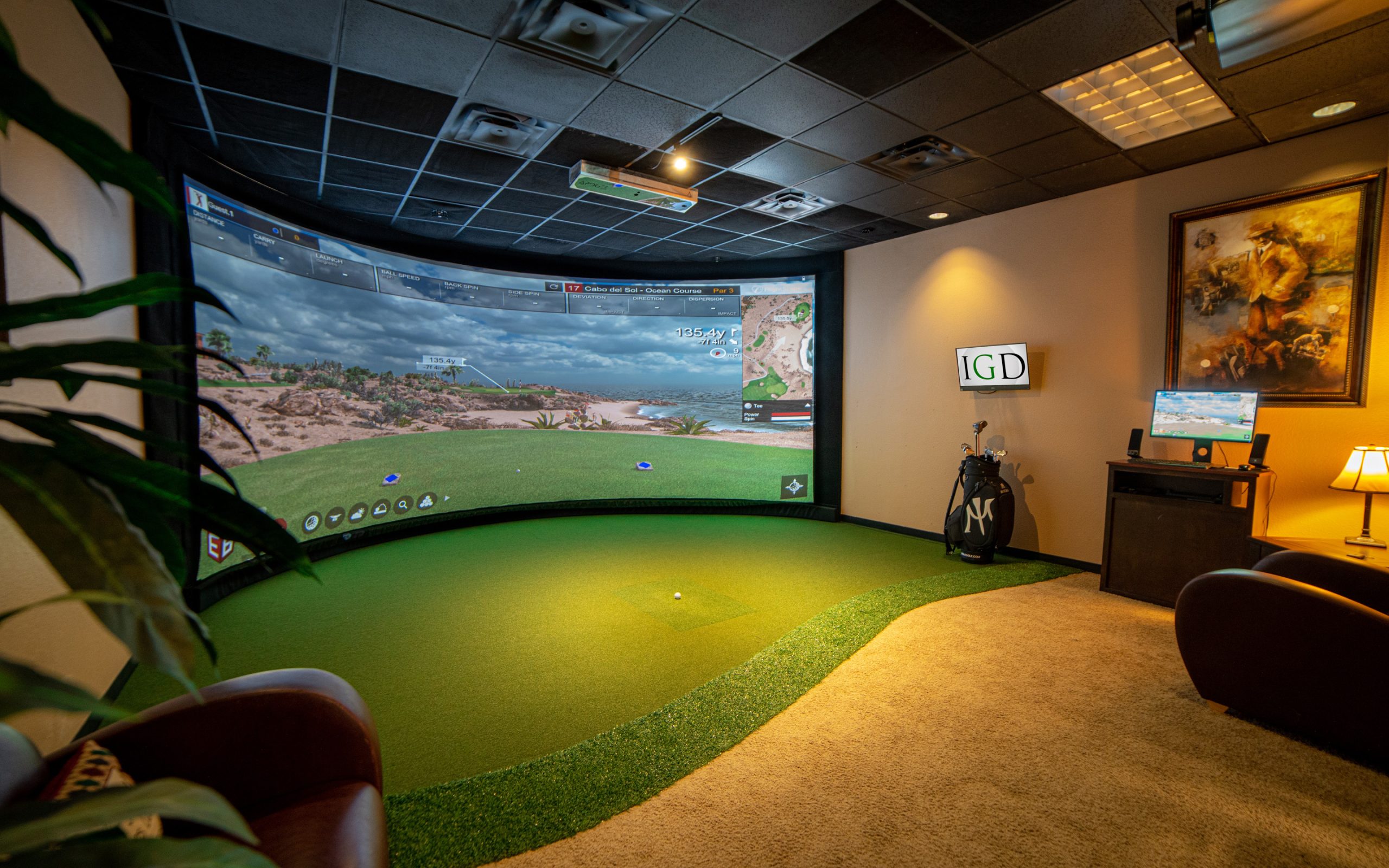 Indoor golf simulator with curved screen display