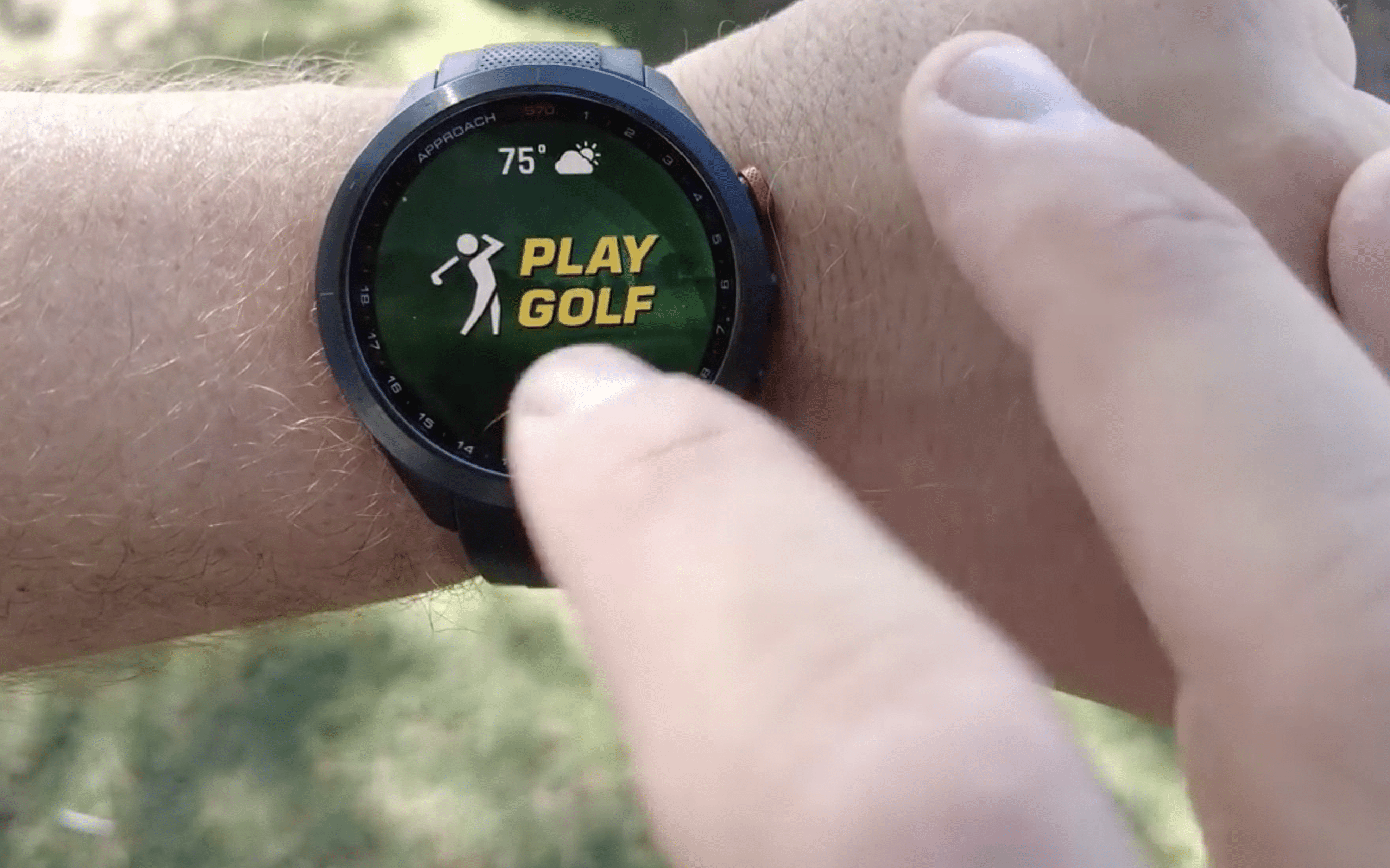 Smartwatch screen showing Play Golf option