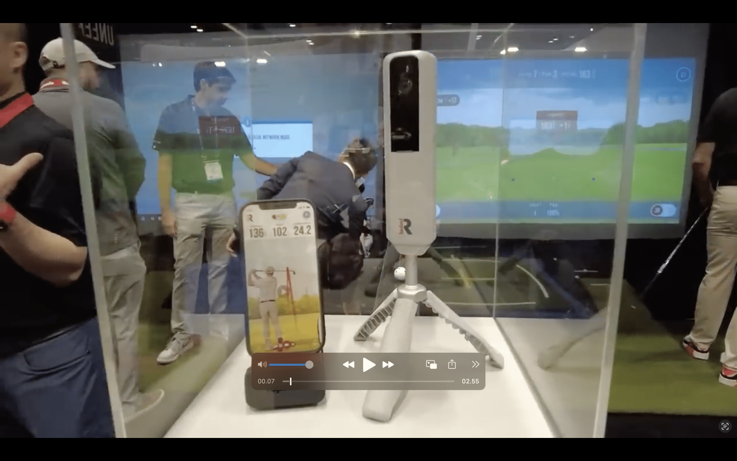 Golf simulator with launch monitor and smartphone display