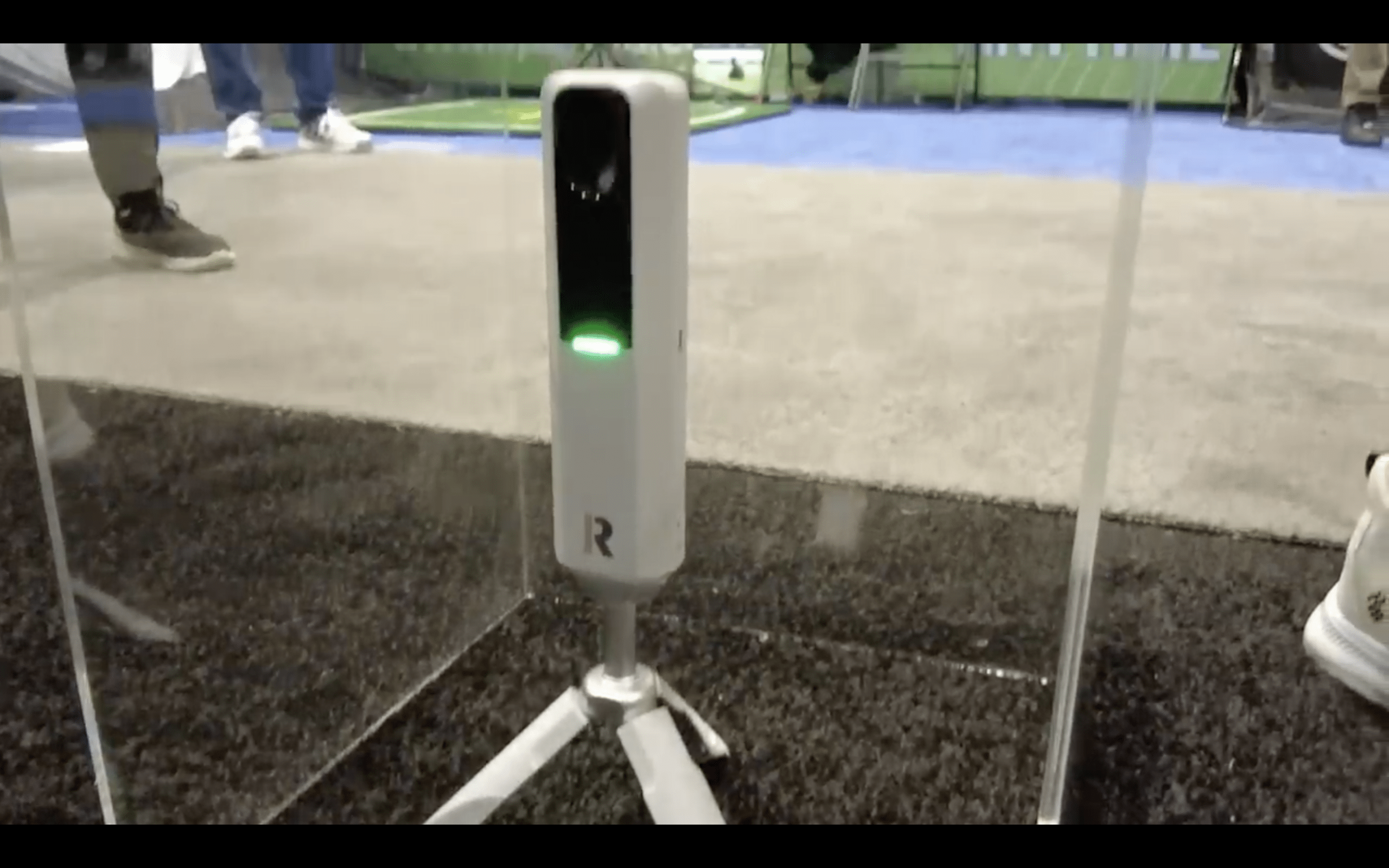 Portable golf launch monitor on tripod stand