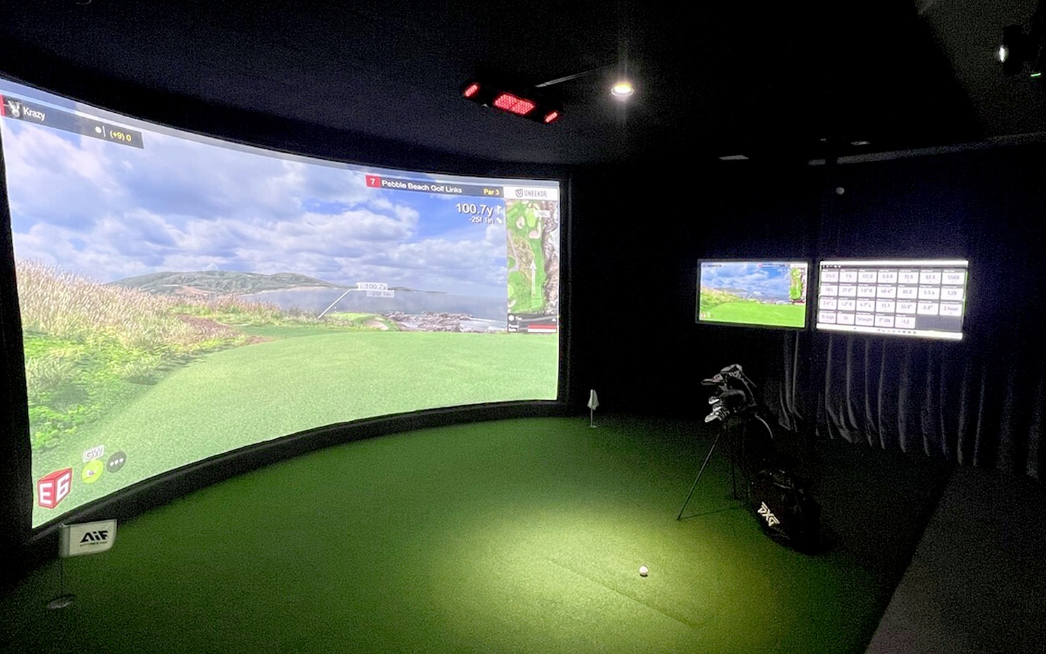 Indoor golf simulator with digital course display