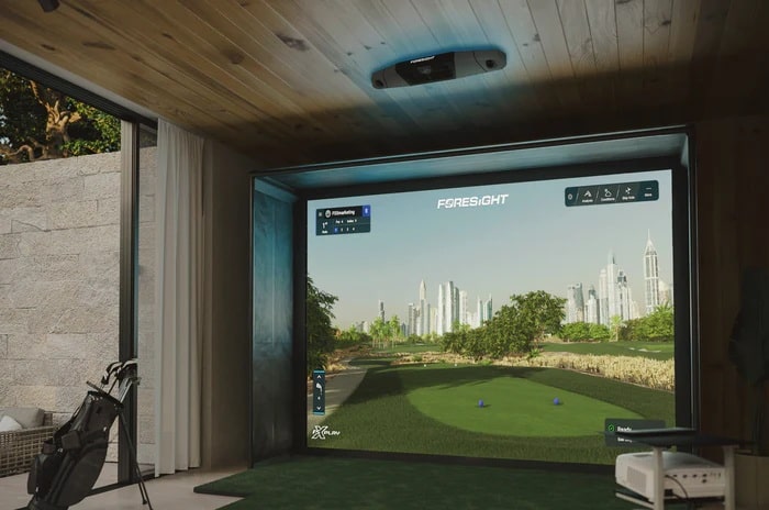 Indoor golf simulator with city skyline display