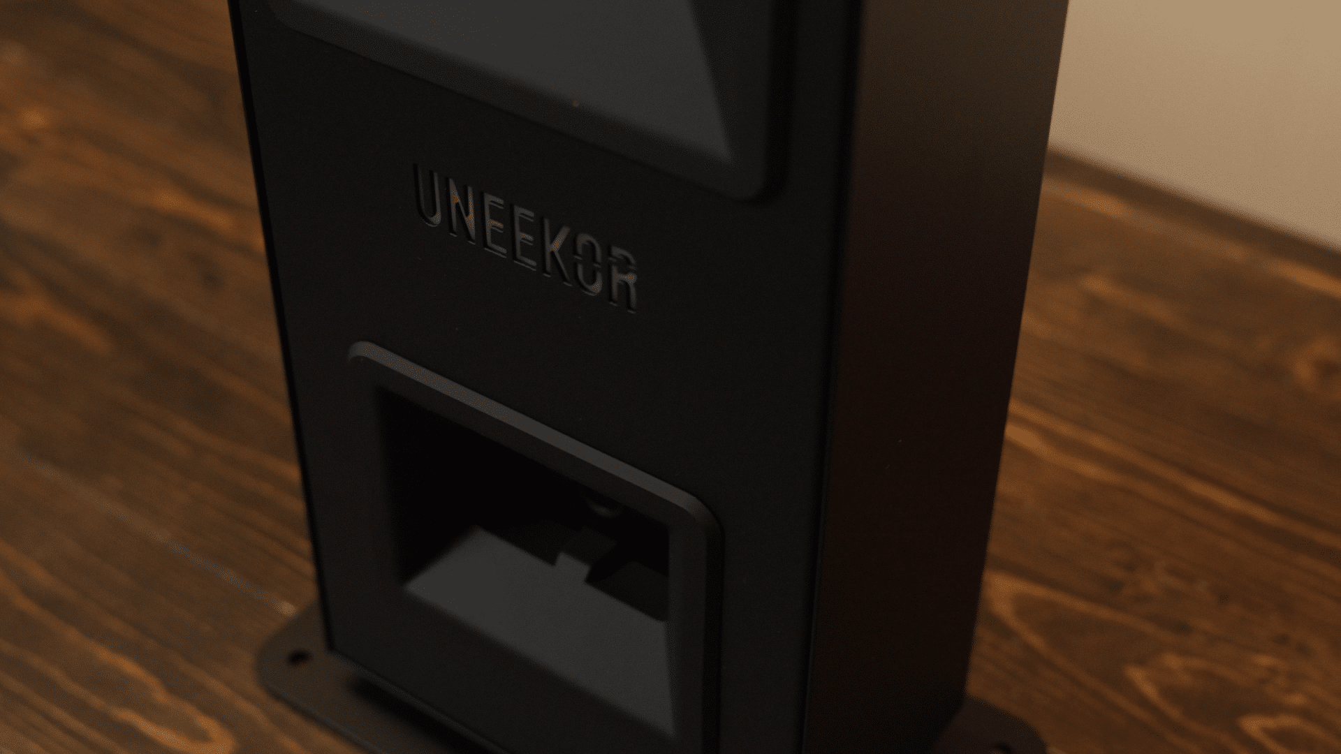Uneekor device on wooden surface