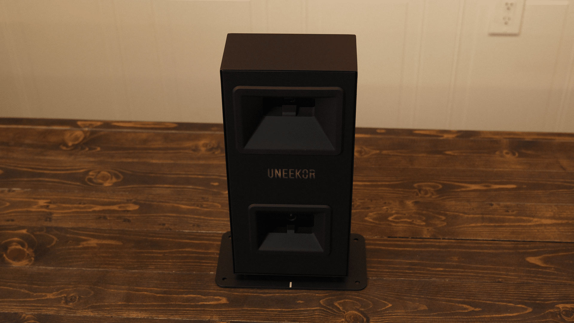 Uneekor golf launch monitor on wooden table