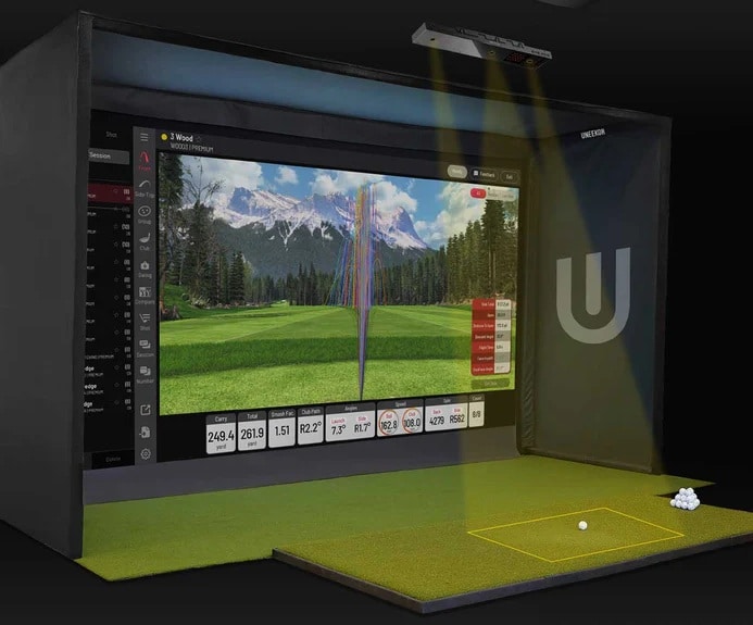Indoor golf simulator with swing analysis screen