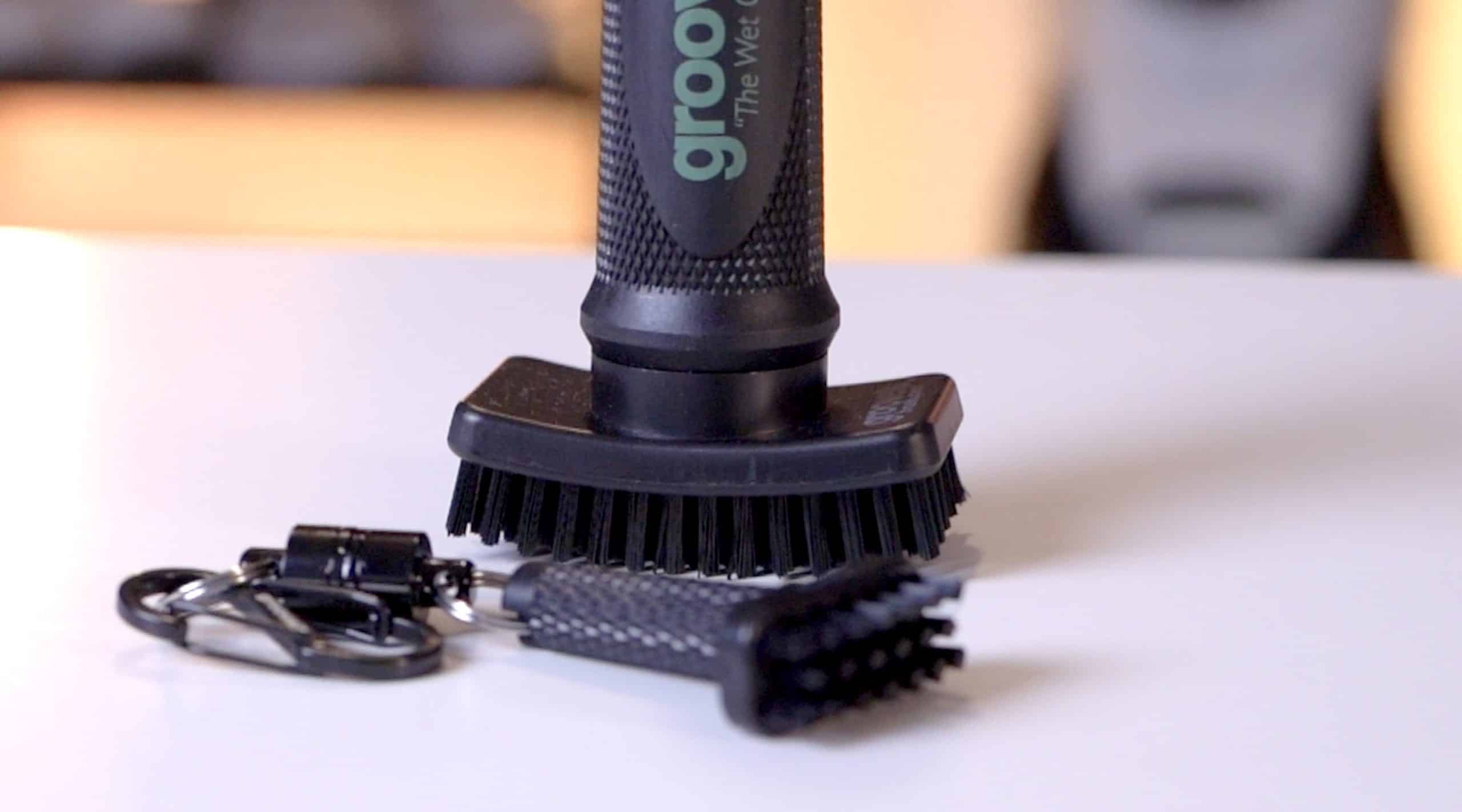 Golf club cleaning brush with bristles and keychain