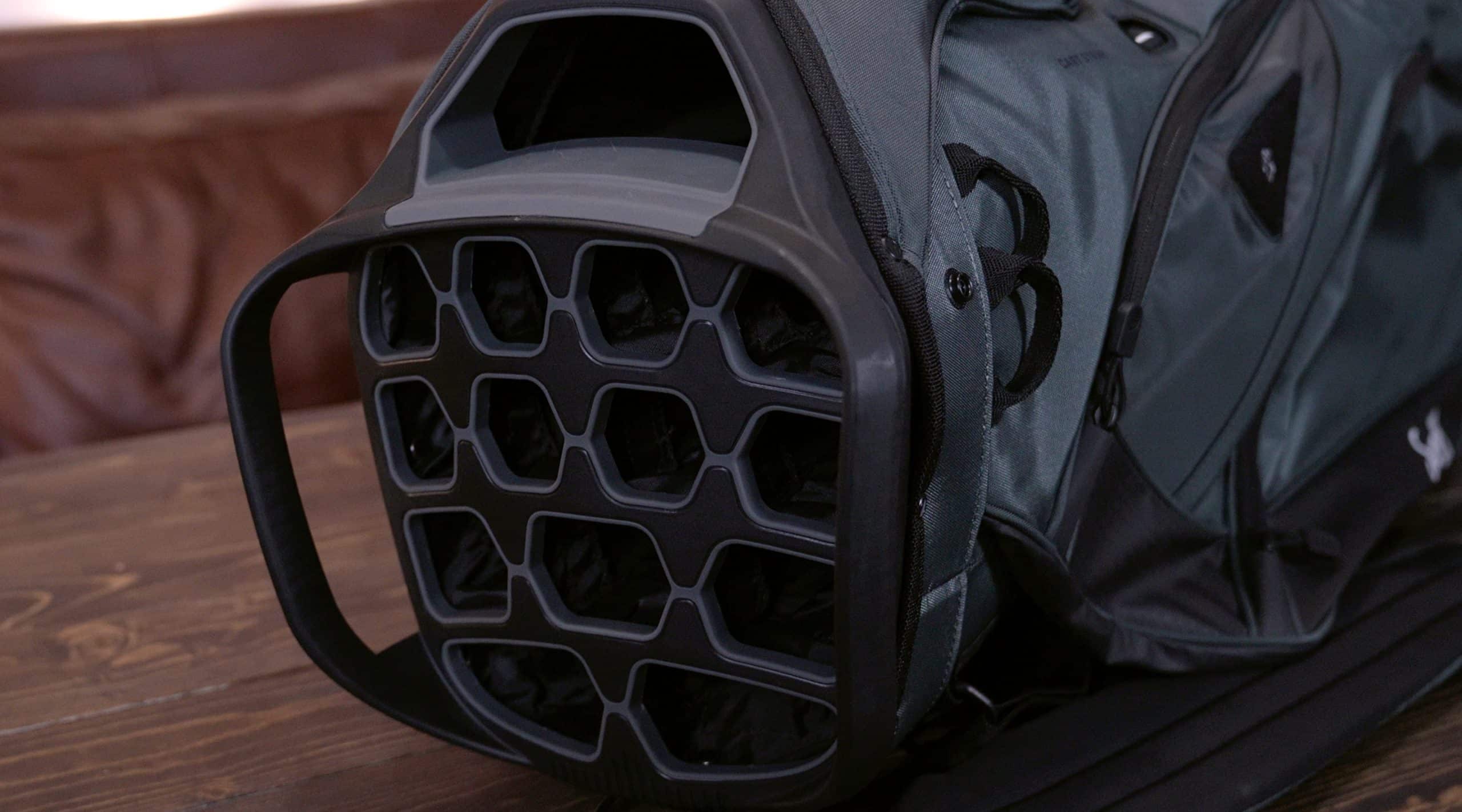 Golf travel bag with club dividers